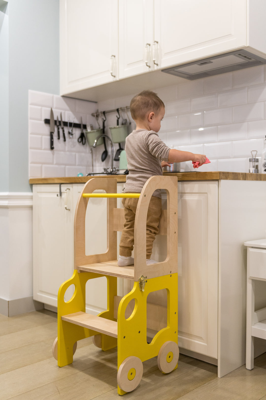 Køkkentrappe / montessori-læringstårn: bord, stol og trappe i ét til barn, gul og naturfarvet