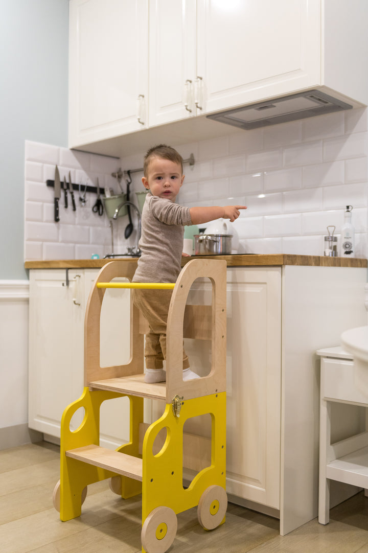 Køkkentrappe / montessori-læringstårn: bord, stol og trappe i ét til barn, gul og naturfarvet