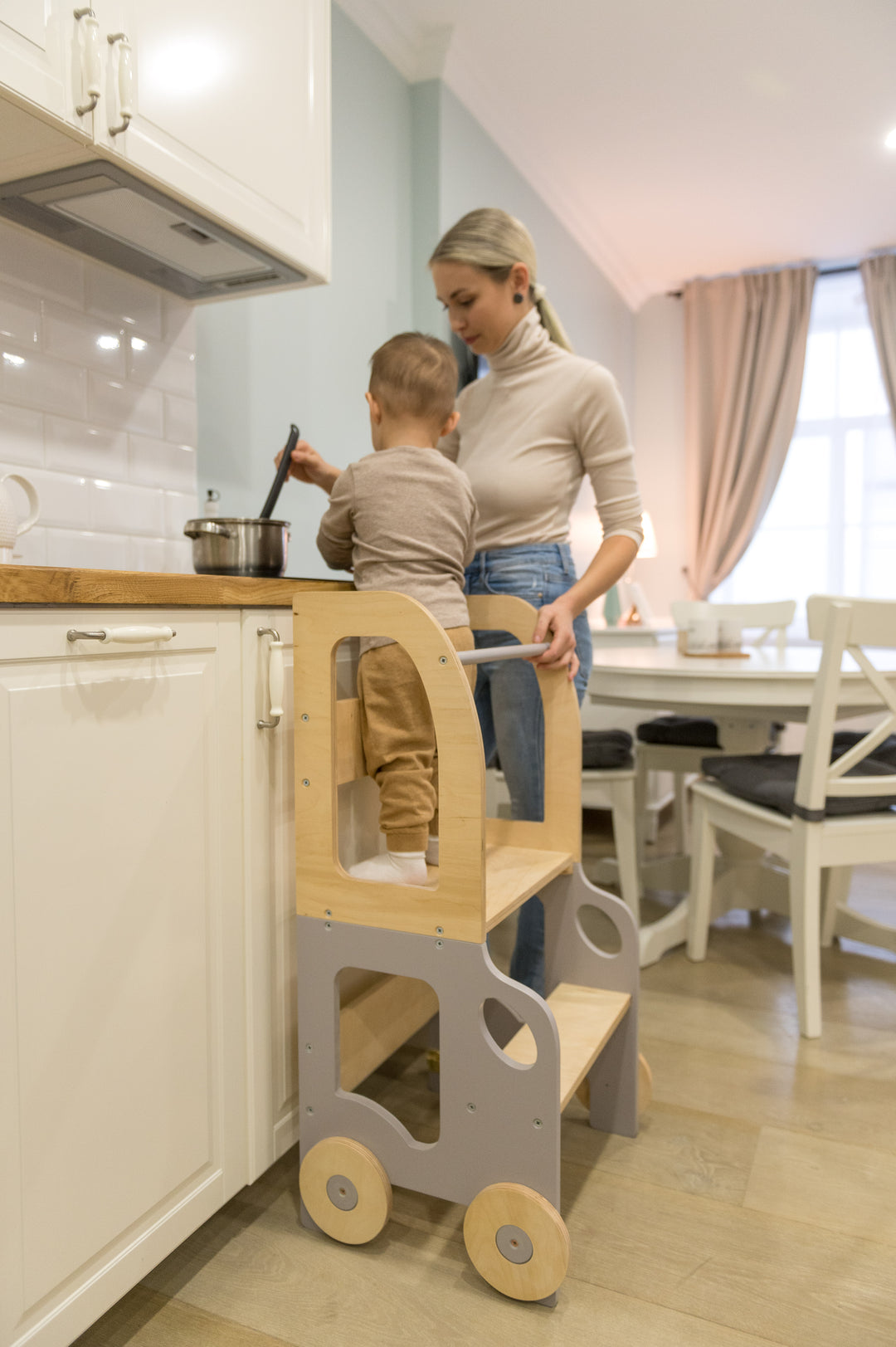 Køkkentrappe / montessori-læringstårn: bord, stol og trappe i ét til barn, grå og naturfarvet