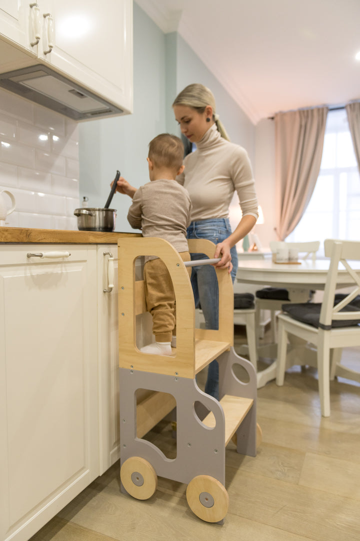 Køkkentrappe / montessori-læringstårn: bord, stol og trappe i ét til barn, grå og naturfarvet