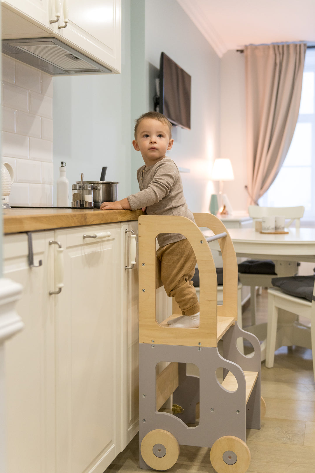 Køkkentrappe / montessori-læringstårn: bord, stol og trappe i ét til barn, grå og naturfarvet