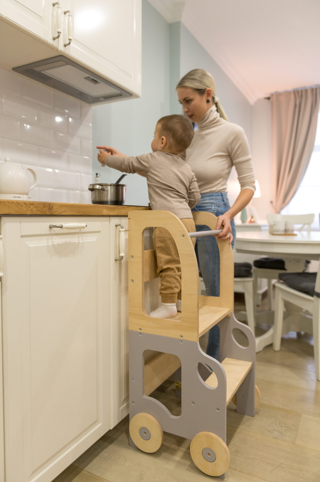 Køkkentrappe / montessori-læringstårn: bord, stol og trappe i ét til barn, grå og naturfarvet