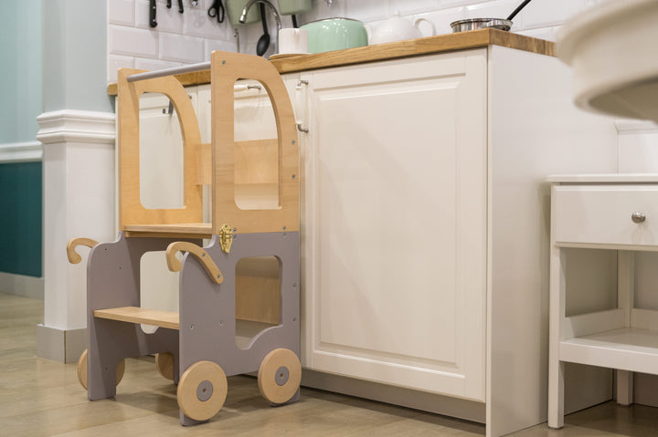 Montessori køkkentrappe til barn, grå og naturfarvet