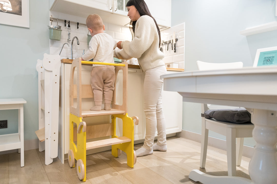 Montessori køkkentrappe til barn, gul og naturfarvet