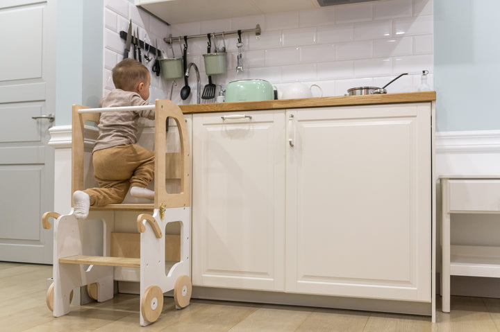 Montessori køkkentrappe til barn, hvid og naturfarvet