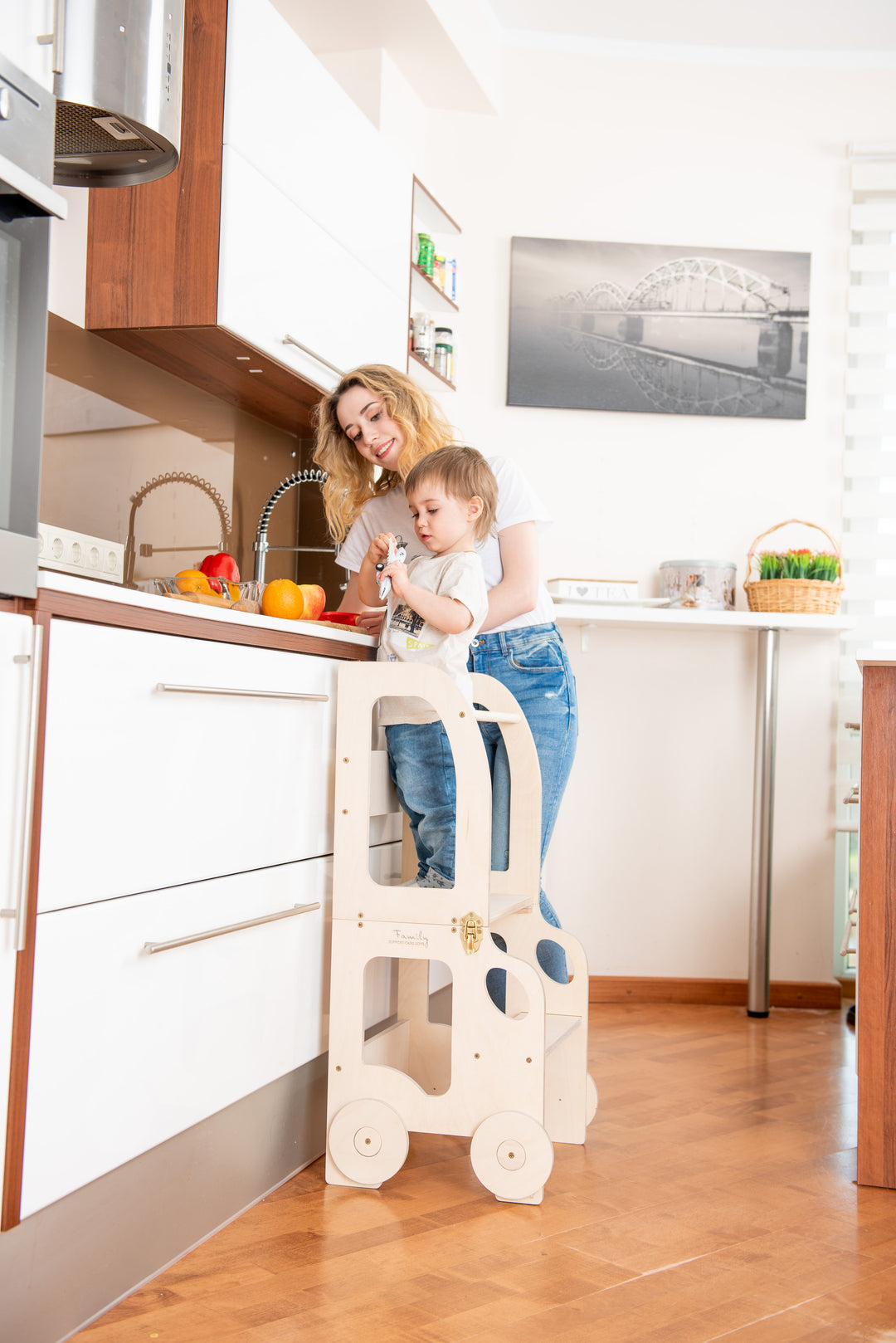 Køkkentrappe / montessori-læringstårn: bord, stol og trappe i ét til barn, naturfarvet lakeret
