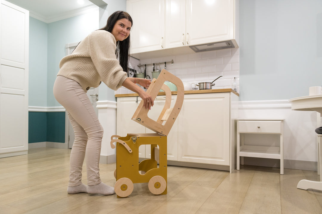 Montessori køkkentrappe til barn, safari-brun og naturfarvet