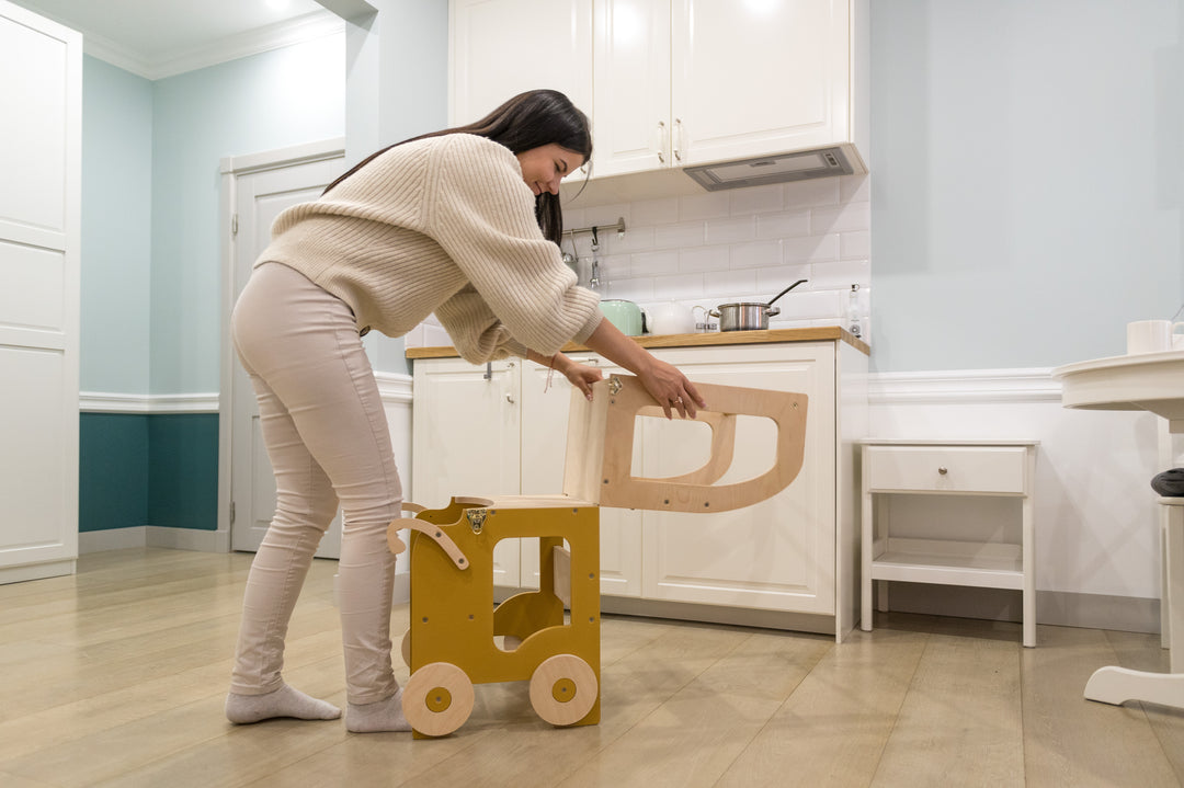 Montessori køkkentrappe til barn, safari-brun og naturfarvet