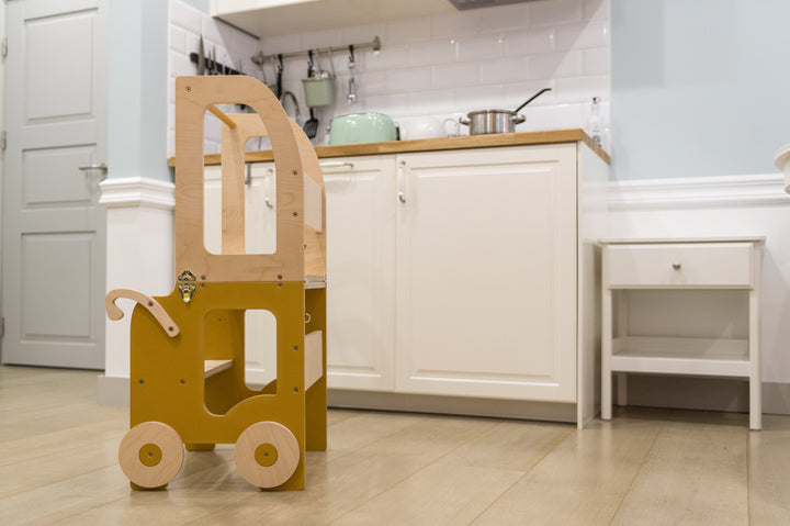 Montessori køkkentrappe til barn, safari-brun og naturfarvet