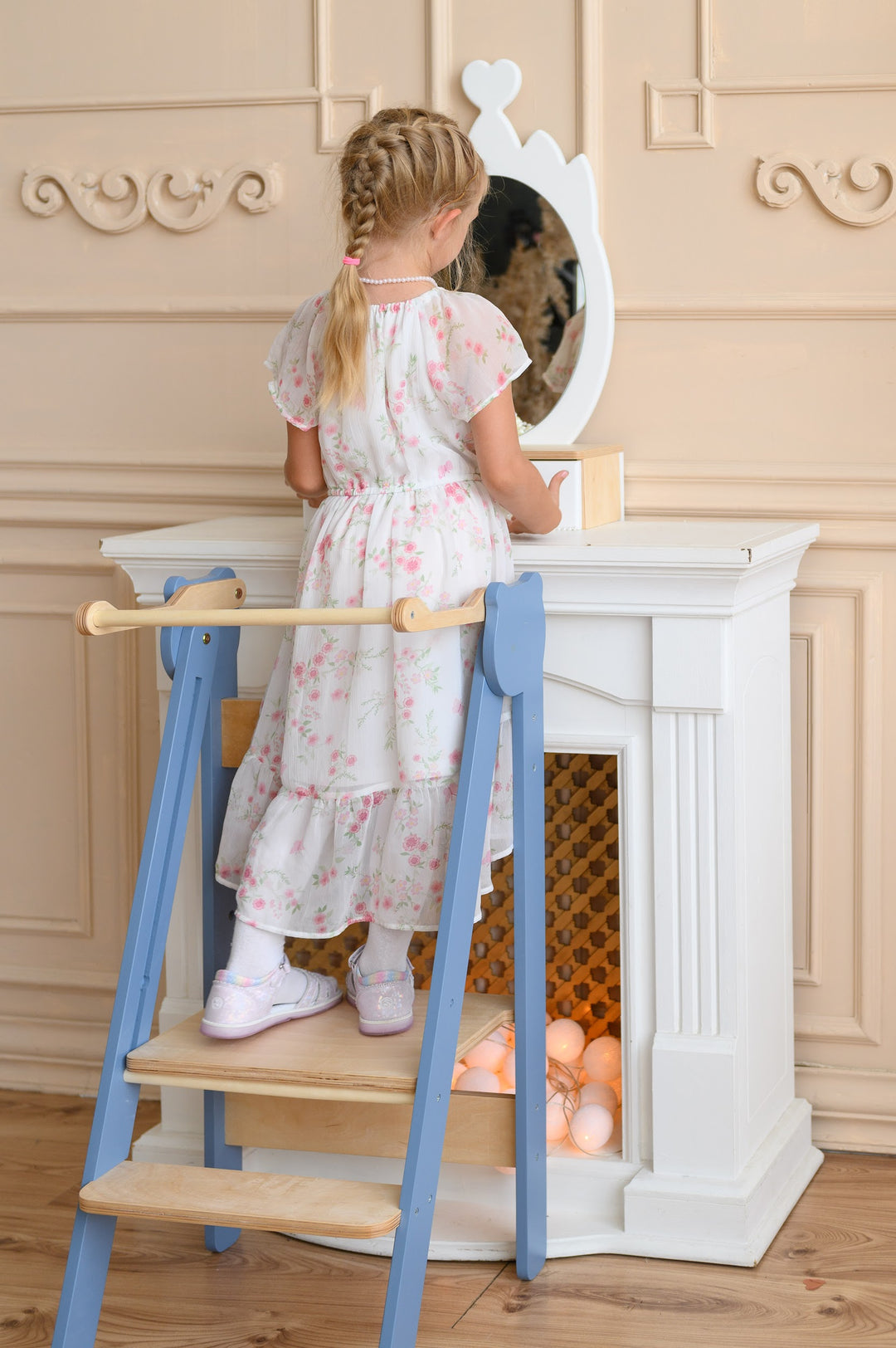 Trin-skammel til barn, støvet blå med naturfarve