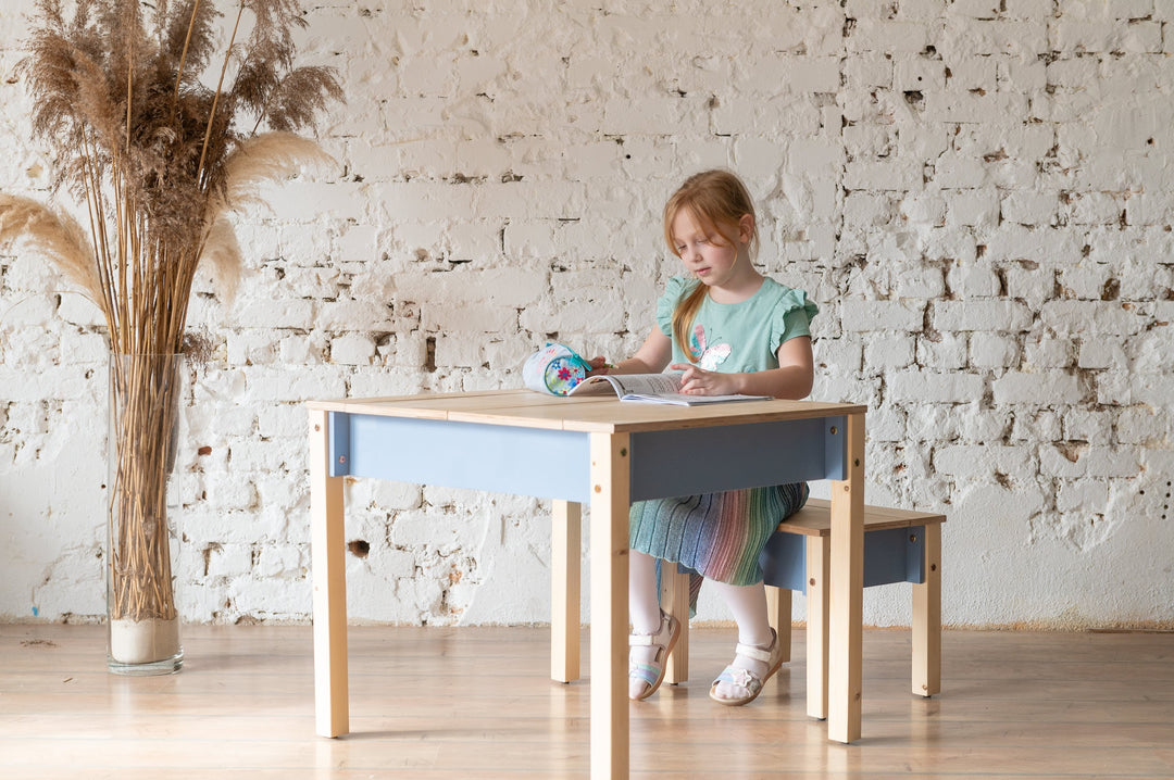 Sæt med smart opbevaringsbord og stol til barn, naturfarvet og støvet blå