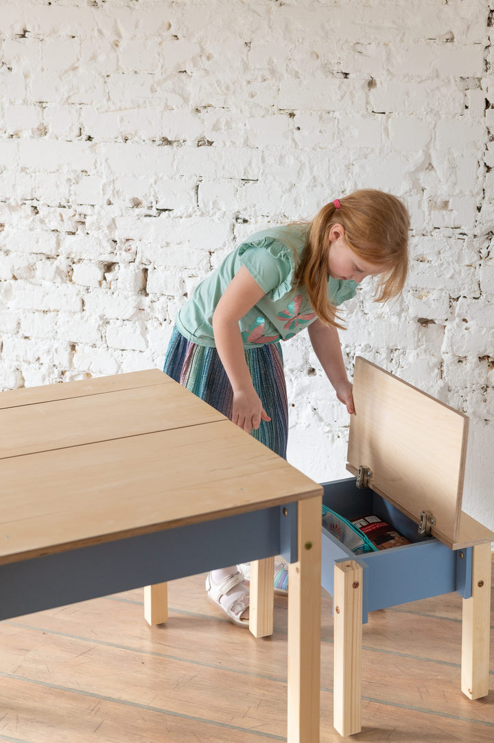 Sæt med smart opbevaringsbord og stol til barn, naturfarvet og støvet blå