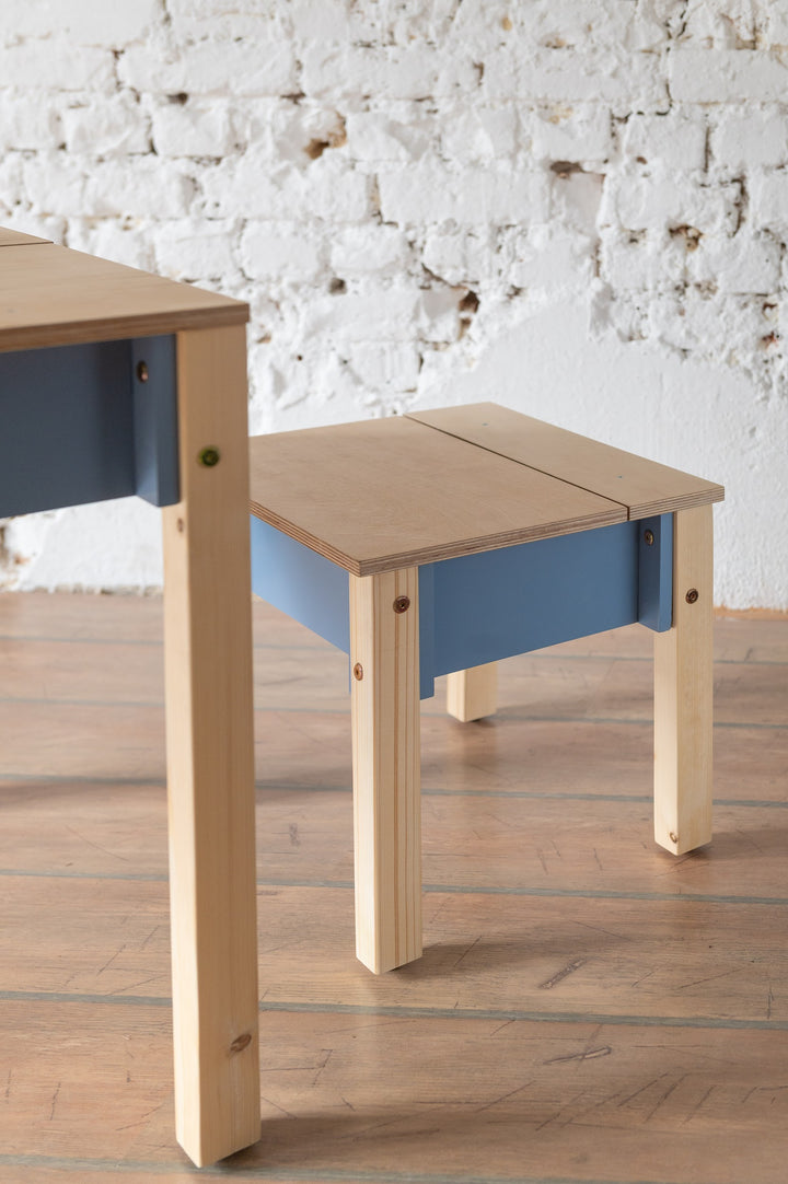 Sæt med smart opbevaringsbord og stol til barn, naturfarvet og støvet blå