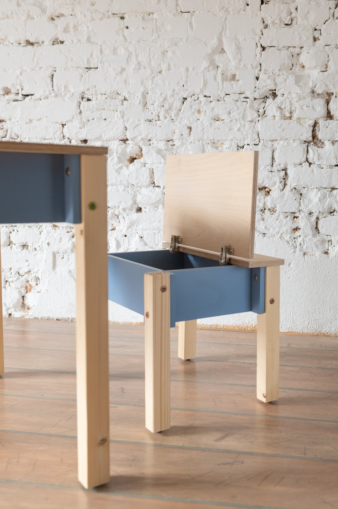 Sæt med smart opbevaringsbord og stol til barn, naturfarvet og støvet blå