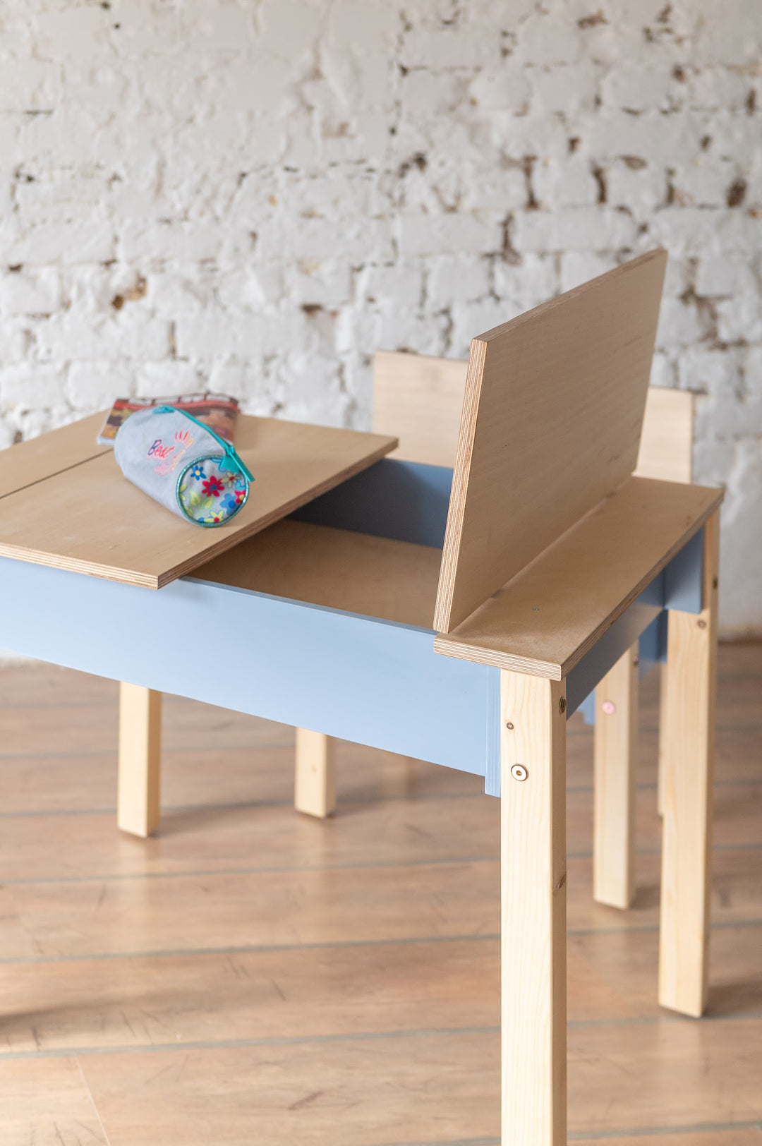 Sæt med smart opbevaringsbord og stol til barn, naturfarvet og støvet blå