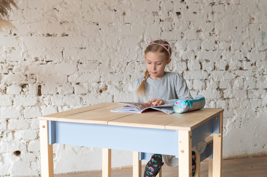 Sæt med smart opbevaringsbord og stol til barn, naturfarvet og støvet blå