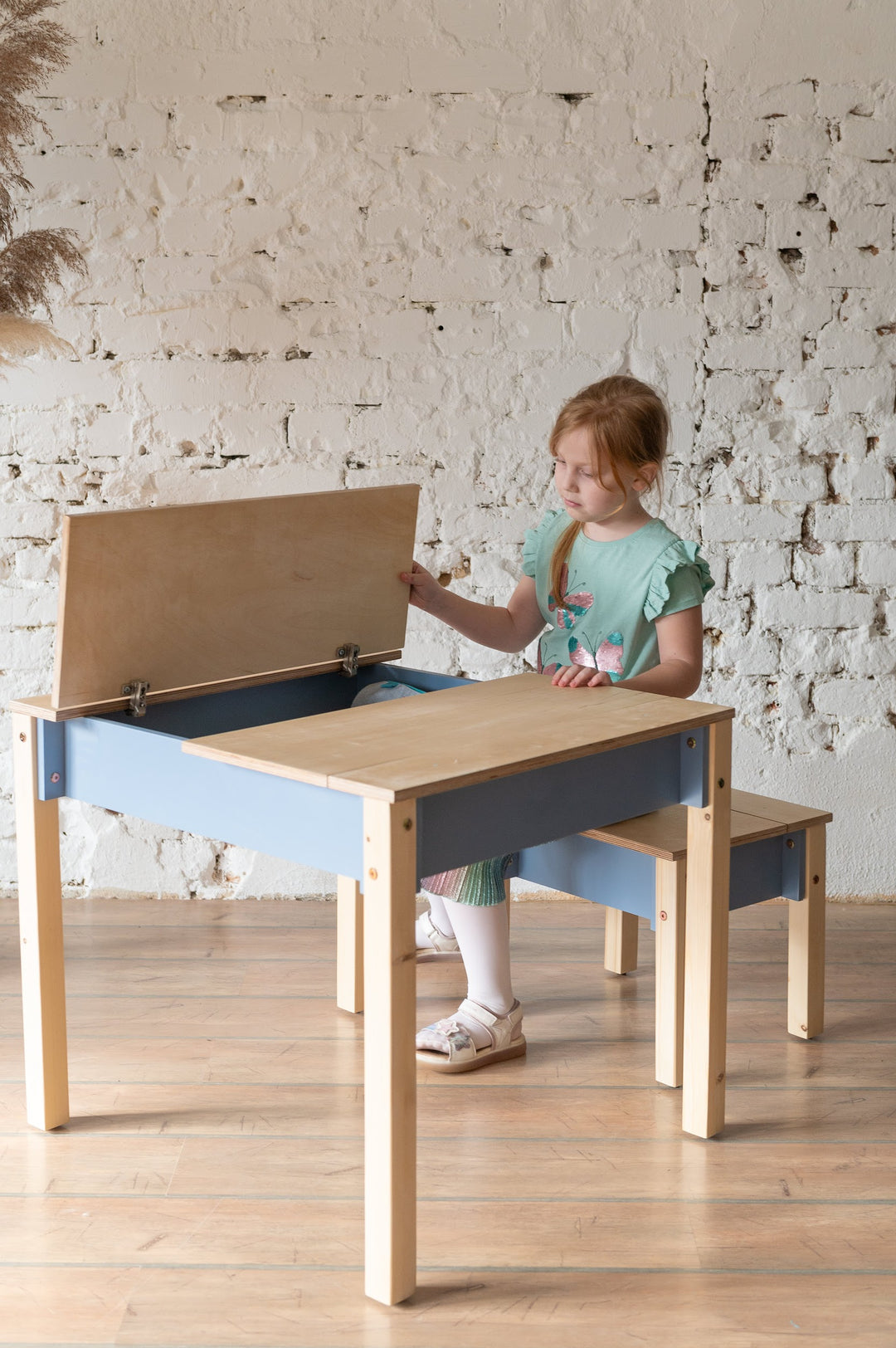 Sæt med smart opbevaringsbord og stol til barn, naturfarvet og støvet blå