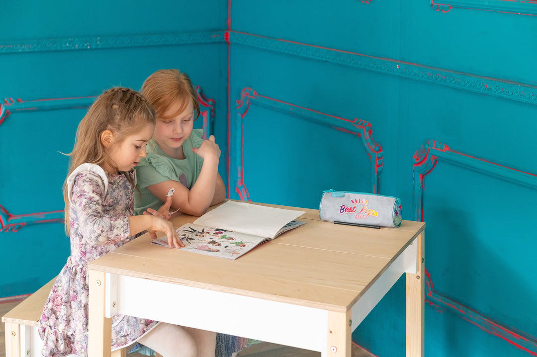 Sæt med smart opbevaringsbord og stol, hvid og naturfarvet