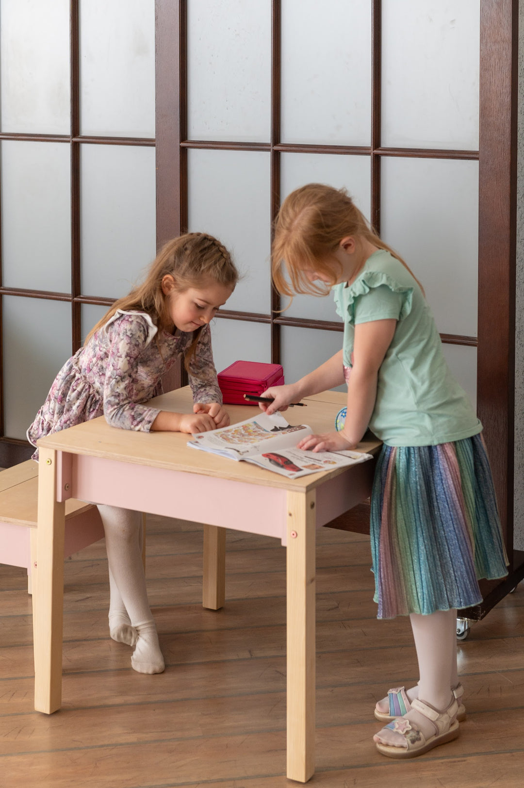 Sæt med smart opbevaringsbord og stol, pink og naturfarvet