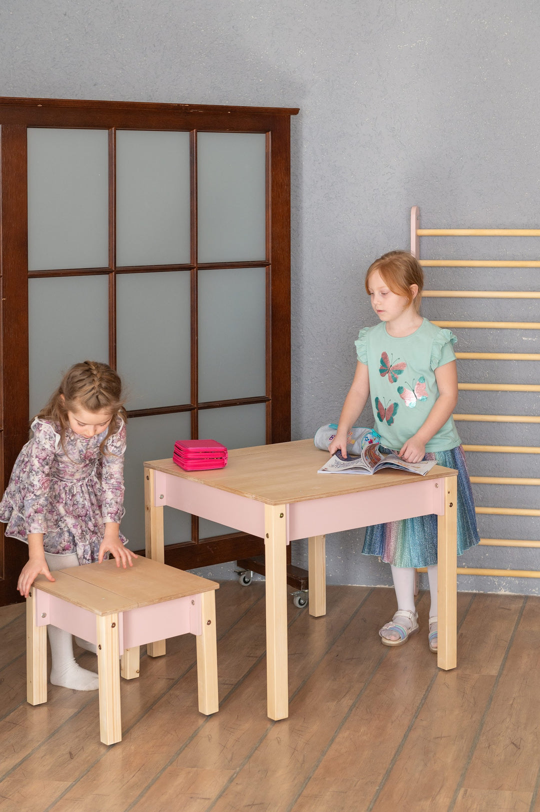 Sæt med smart opbevaringsbord og stol, pink og naturfarvet