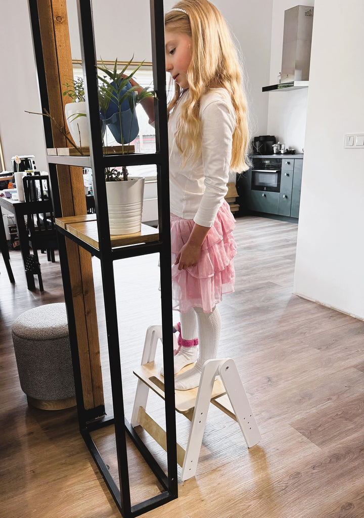 Pladsbesparende lille trappe / træskammel, naturfarvet og hvid