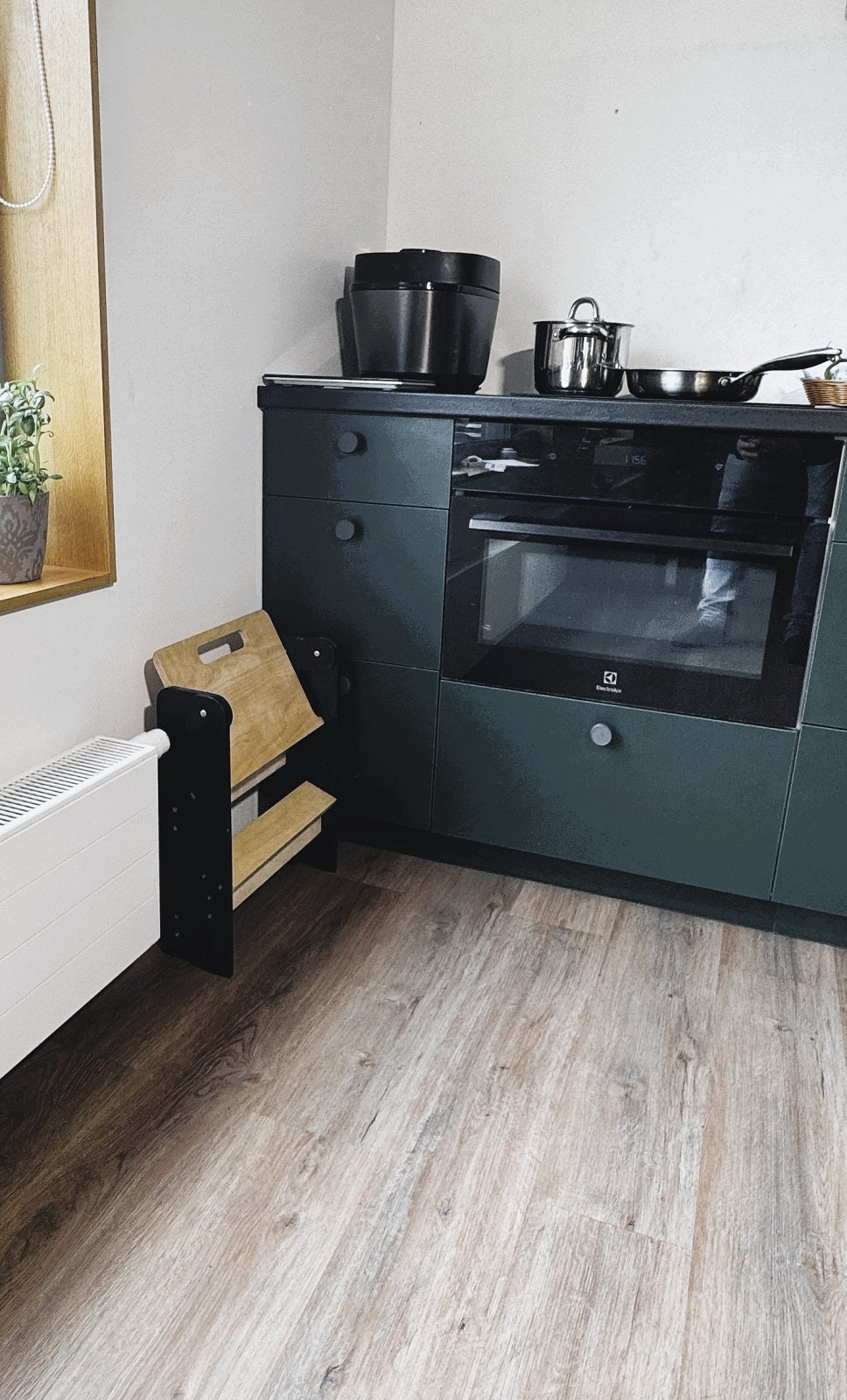 Pladsbesparende lille trappe / træskammel, naturfarvet og sort