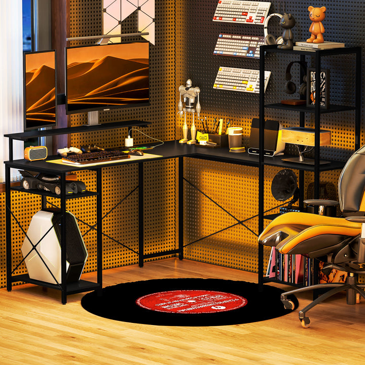 L-formet skrivebord med ladestation, hjørnecomputerbord med skærmstativ og hylder, til hjemmekontor, kontor, sort