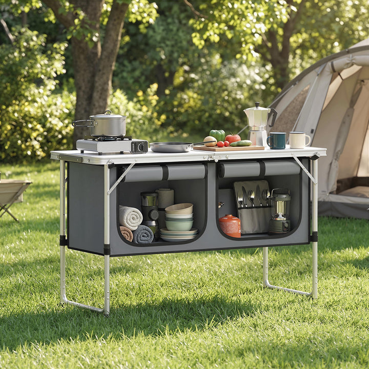 Sammenklappeligt campingkøkkenskab med aluminiumsramme, opbevaringsrum og bordplade til campingture, sølv