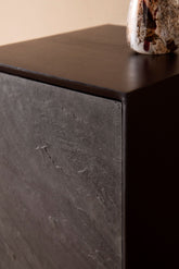 Sengebord i steen-look, massivt træ/sten-look, 35x53x36cm, sort og antracit