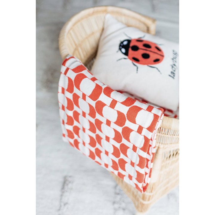 Ladybird pude rød, blød bomuldstrik med punchneedle broderi