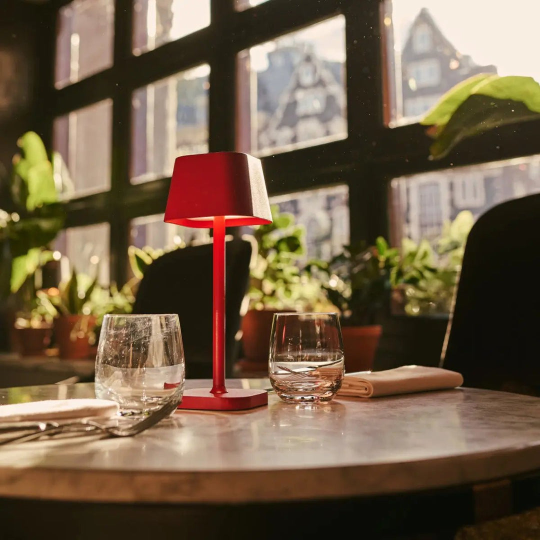 Ava Berry Red genopladelig bordlampe