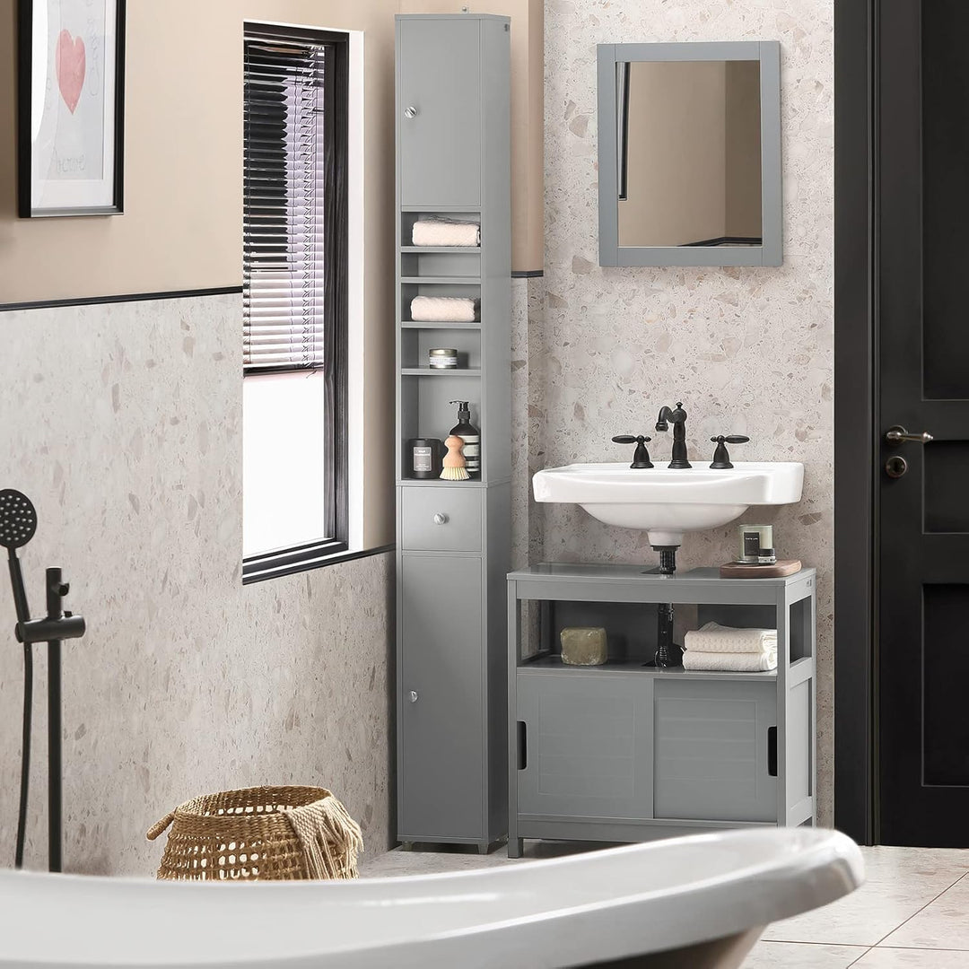 Smalt badeværelsesskab i træ – fritstående med justerbare hylder, B20 x D20 x H180cm, lysegrå