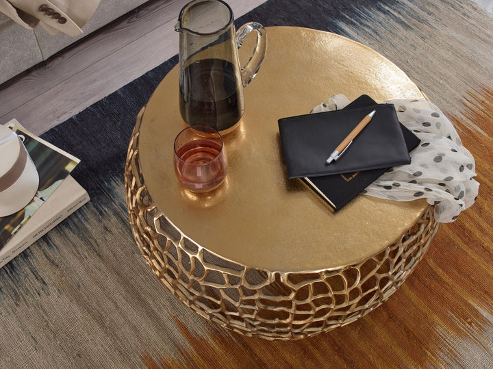 Metal sofabord, guld, 66x66x30 cm; rundt sofabord i aluminium; designer stuebord med grenstruktur; lille moderne sofabord; sidebord/endebord til stuen