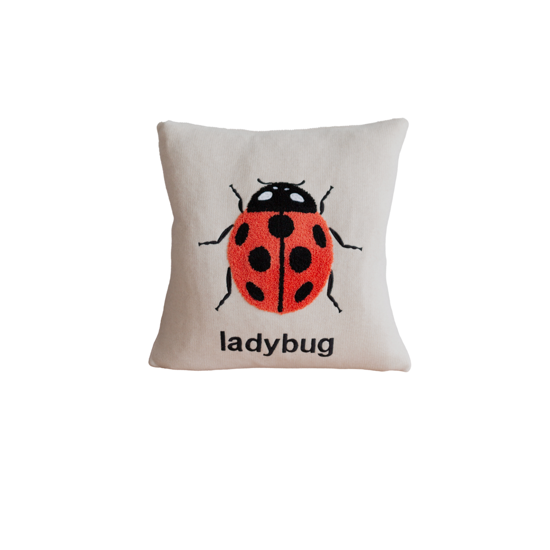 Ladybird pude rød, blød bomuldstrik med punchneedle broderi