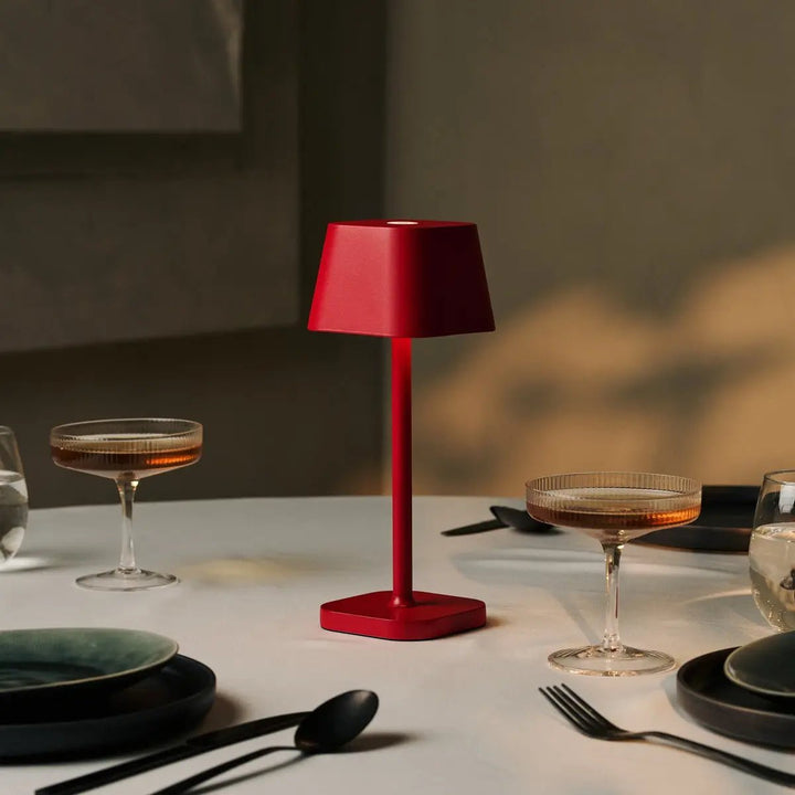 Ava Berry Red genopladelig bordlampe