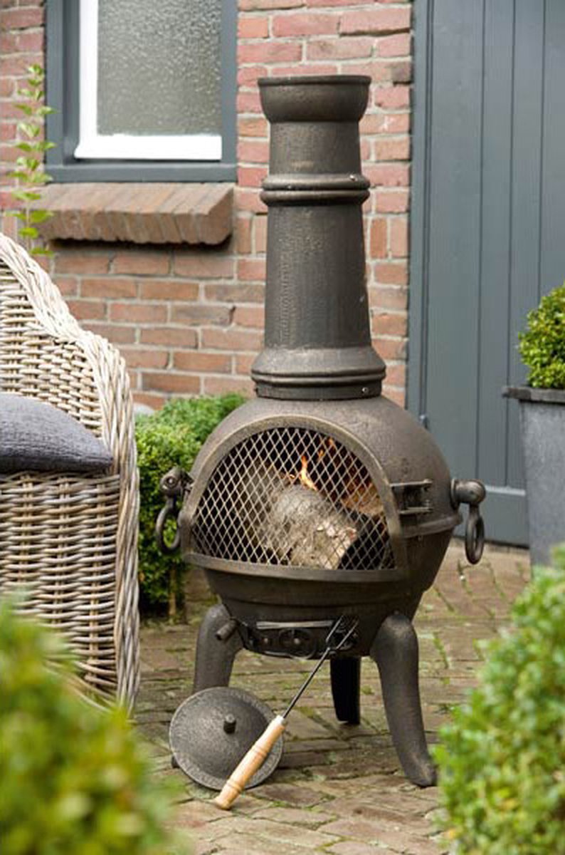 Forvandl din terrasse til en hyggelig oase af velvære med denne stilfulde Chimenea-ovn af støbejern!