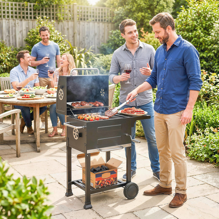 Kompakt kulgrillvogn med låg, termometer, grillrist, sidebord, askeskuffe og ventilationsåbninger.