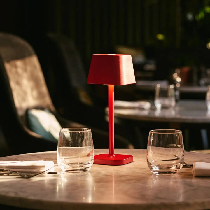 Ava Berry Red genopladelig bordlampe