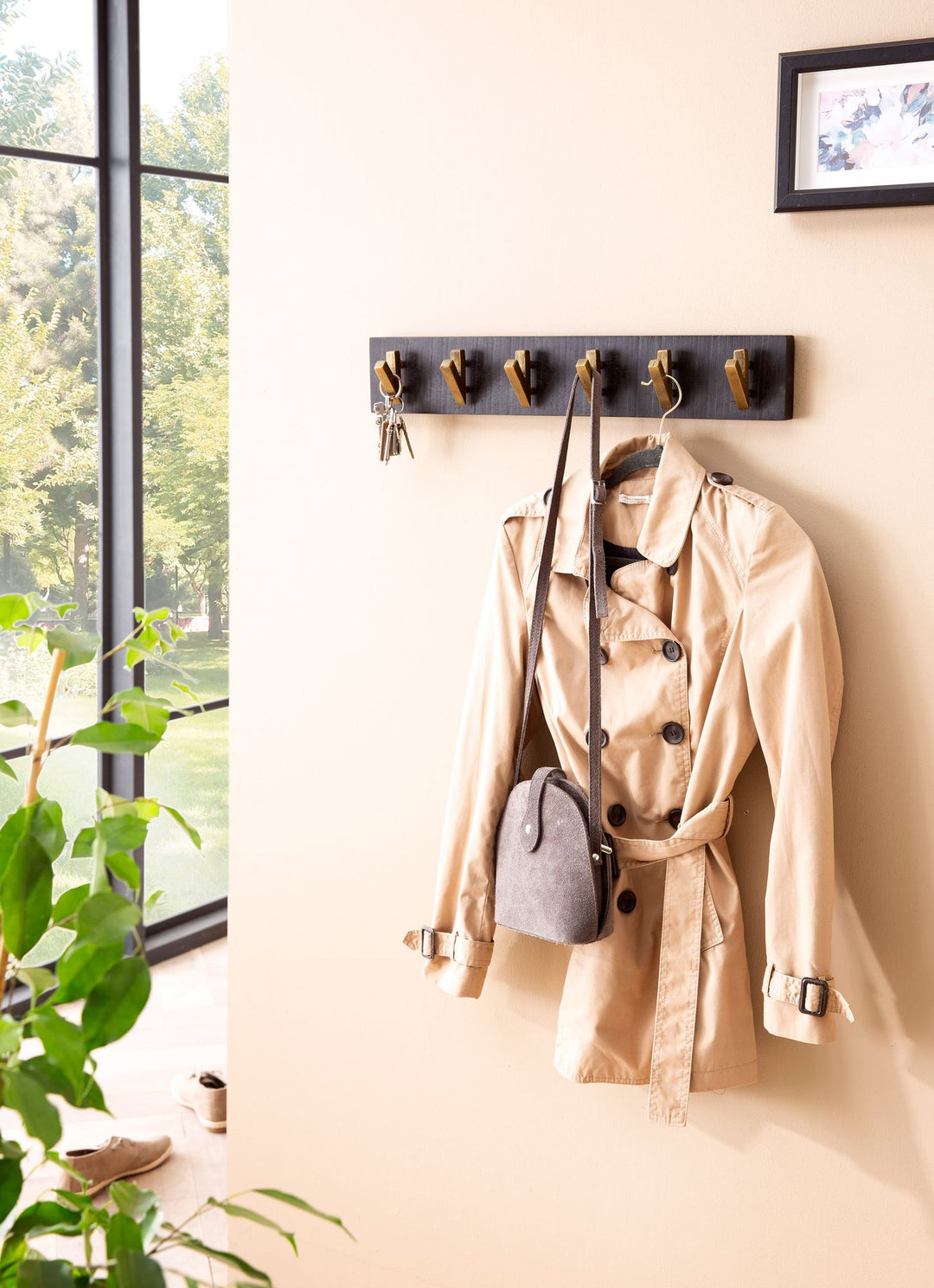 Vægmonteret knagerække, massivt mangotræ/metal, 60 x 10 x 8 cm, sort og guld, knageskinne til jakker, tørklæder og hatte, knagerække i gangen, træknagerække