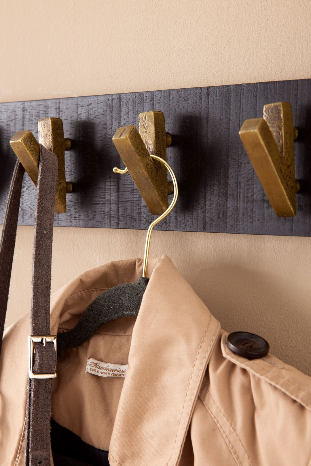 Vægmonteret knagerække, massivt mangotræ/metal, 60 x 10 x 8 cm, sort og guld, knageskinne til jakker, tørklæder og hatte, knagerække i gangen, træknagerække