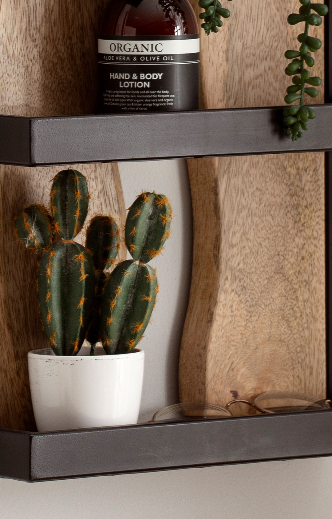 Væghylde 30x80x10 cm, massivt mangotræ/metal, industriel stil, rektangulær svævende hylde, hængende hylde til stuen, trævæghylde med 4 hylder og bølgemønster