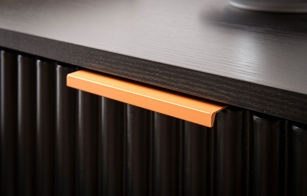 Sort sengebord med egetræsdekor, 43,5x39x56 cm, moderne natbord, sengebord til boxmadras med skuffer, natbord med opbevaringsplads