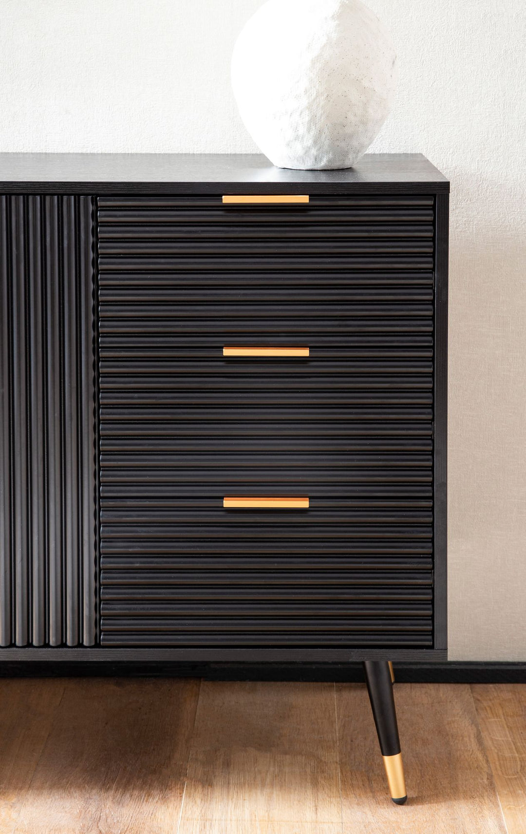 Stilfuld kommode / skænk, 120x80x40 cm, sort med guldfarve på ben