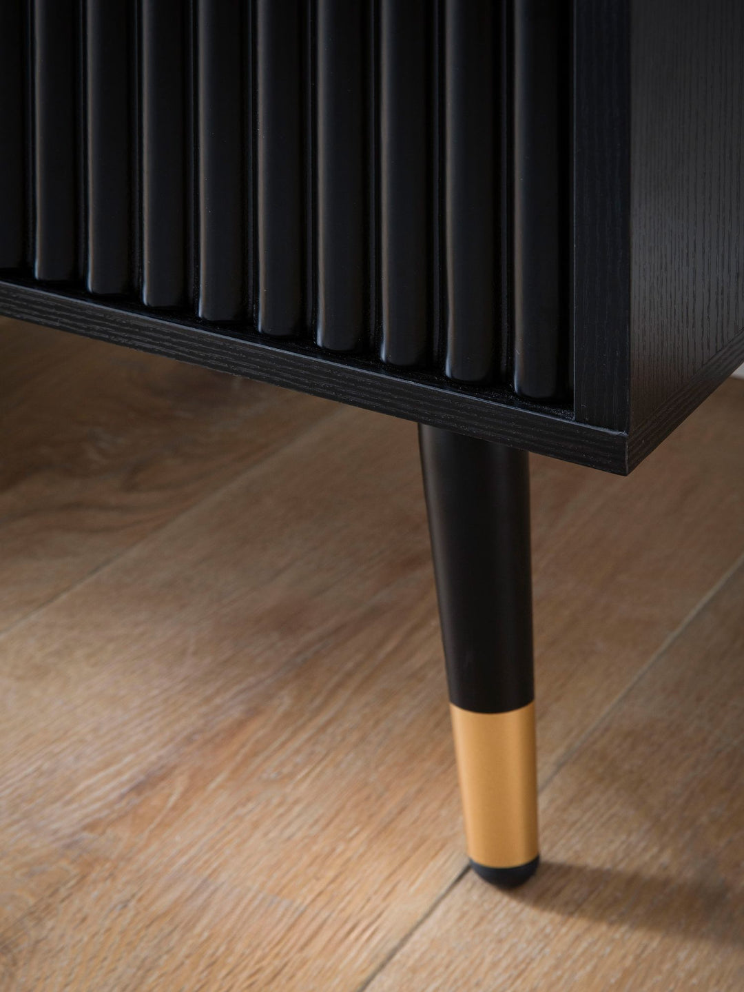 Skænk 150x81x39 cm, sort med egetræsdekor, kommode med låger, moderne entreskab, fritstående stueskab med metalben