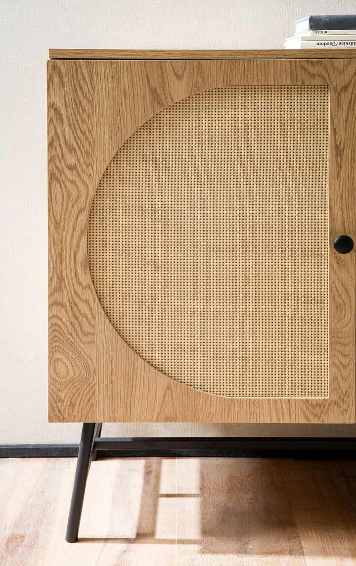 Skænk 140x80x39 cm, kommode med egetræsdekor og rottingflet, moderne, høj kommode, fritstående skab med 3 låger, skænk til stuen