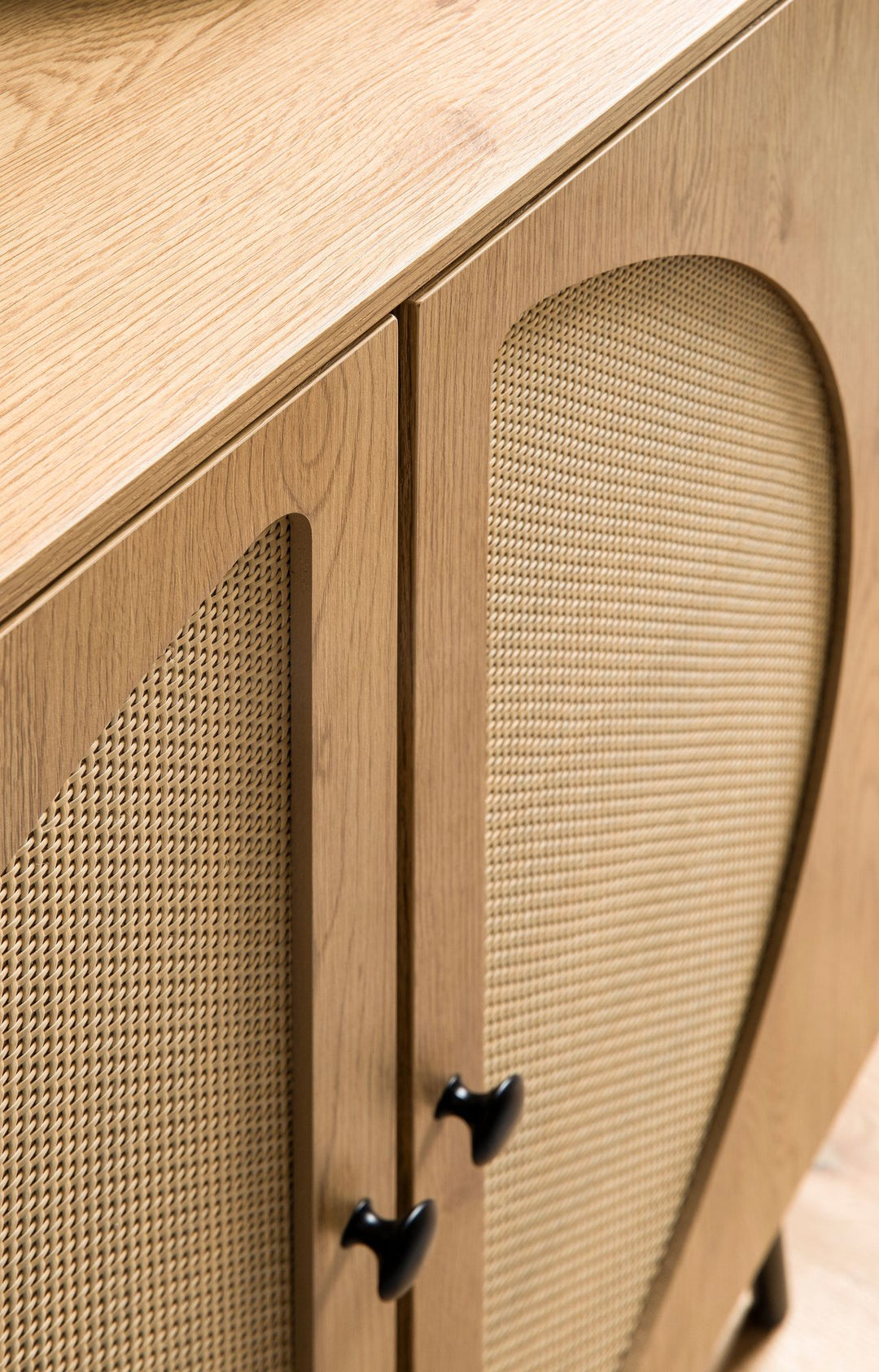 Skænk 80x103x39 cm, høj kommode i egetræsdekor med rottingflet, moderne, høj kommode, fritstående skab med 2 døre, kommode, skænk til stuen