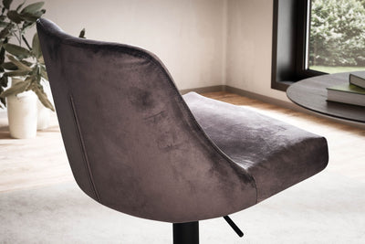 Moderne fløjlsgrå barstol med ryglæn - perfekt til ethvert køkken eller barområde!
