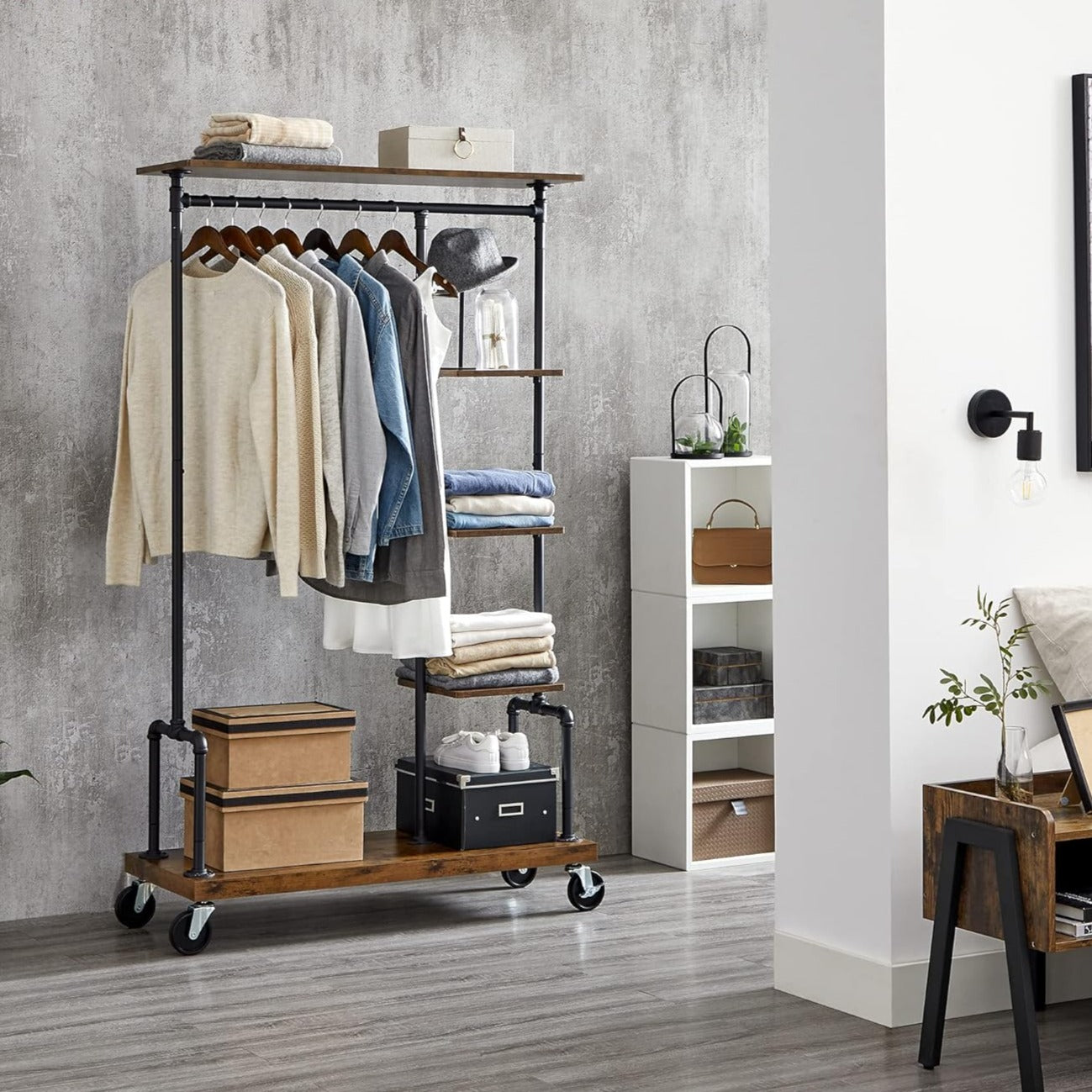 Tøjstativ på hjul med 5 hylder i industriel stil med metalrør og træ
