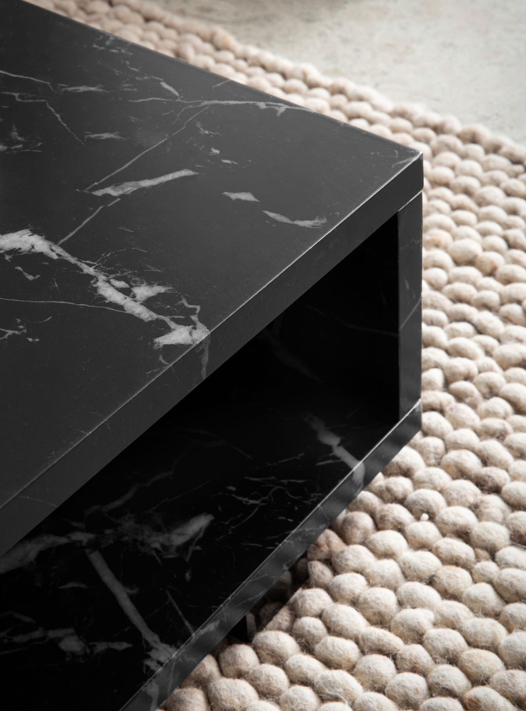 Sofabord i sort marmorlook med opbevaring - 100 x 50 cm
