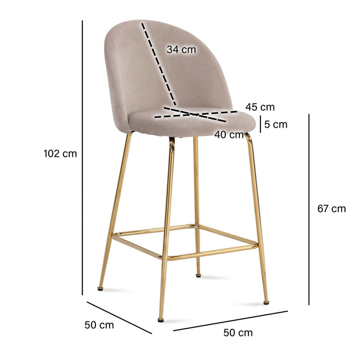 Skab en hyggelig atmosfære med disse moderne barstole i beige fløjl og guldben!